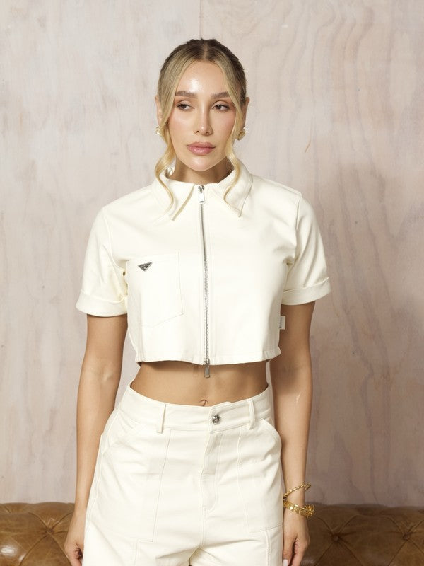Camisa crop en cuerina beige con cremallera metálica para mujer – Bukuri