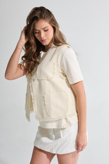 Chaleco con camiseta beige