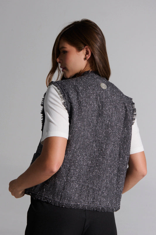 Chaleco negro con camiseta