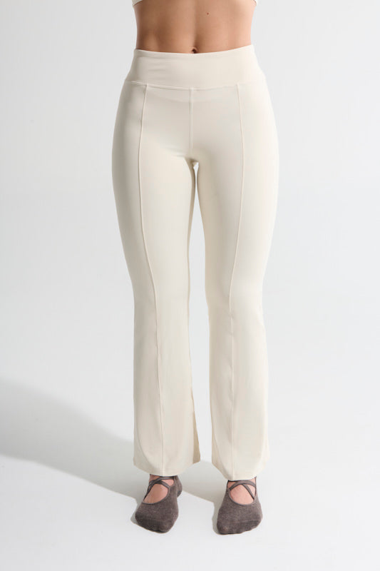 Pantalon bota recta beige claro