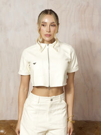 Camisa crop en cuerina beige con cremallera metálica para mujer – Bukuri