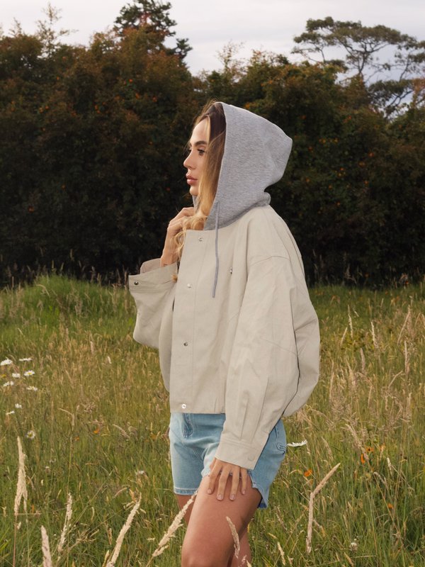 Chaqueta Beige Capucha Gris