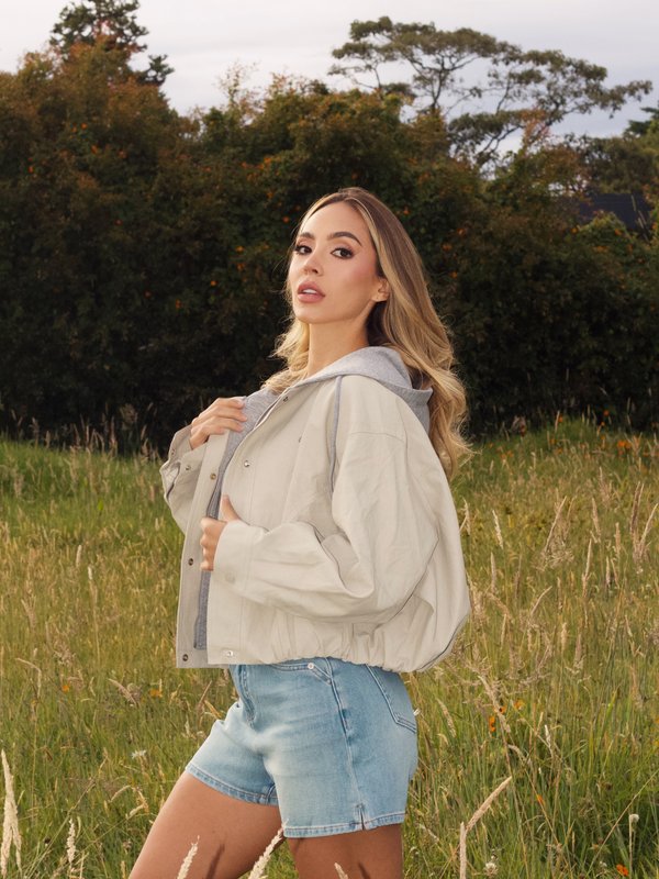 Chaqueta Beige Capucha Gris