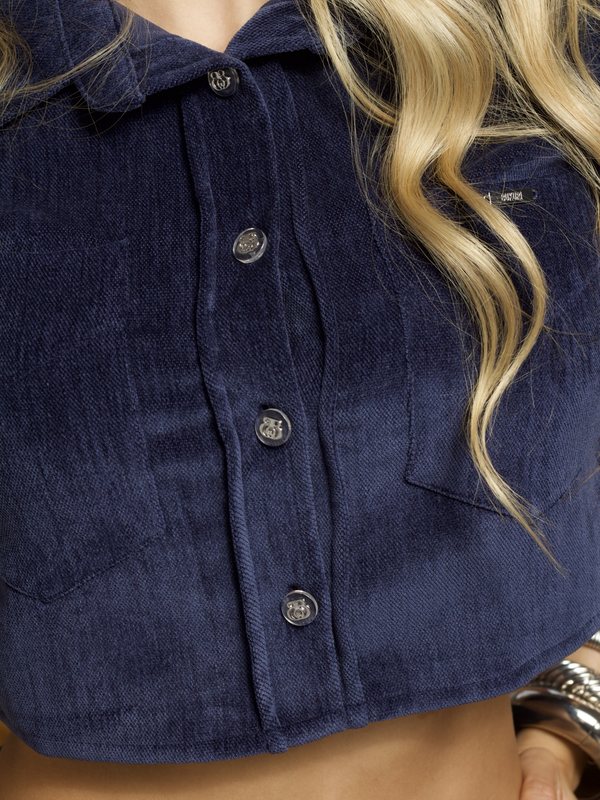 Detalle de botones de la marca en camisa gamuzada – Bukuri