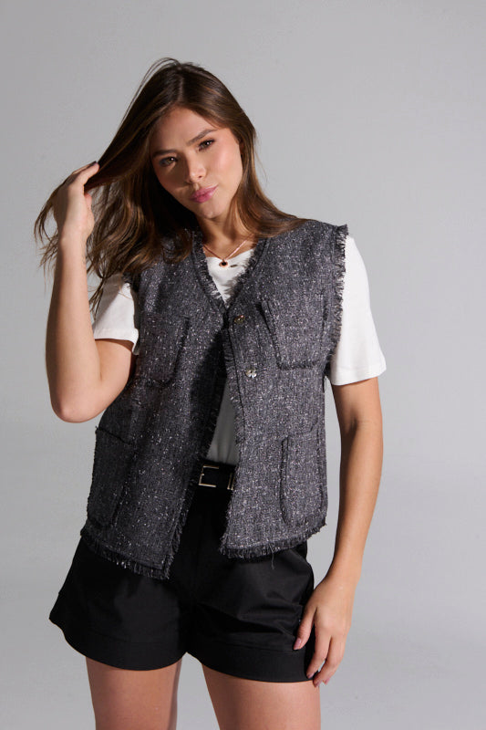 Chaleco negro con camiseta