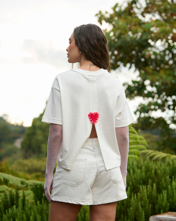 CAMISETA SEMI OVERSIZED CORAZÓN EN LA ESPALDA