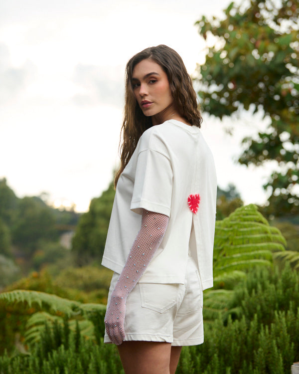 CAMISETA SEMI OVERSIZED CORAZÓN EN LA ESPALDA