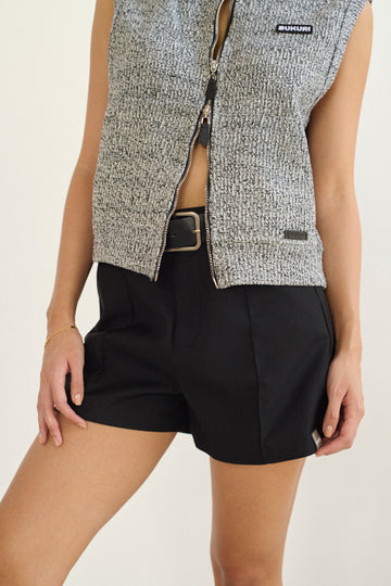 short cinturon negro