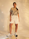 Classic short beige botón nacarado
